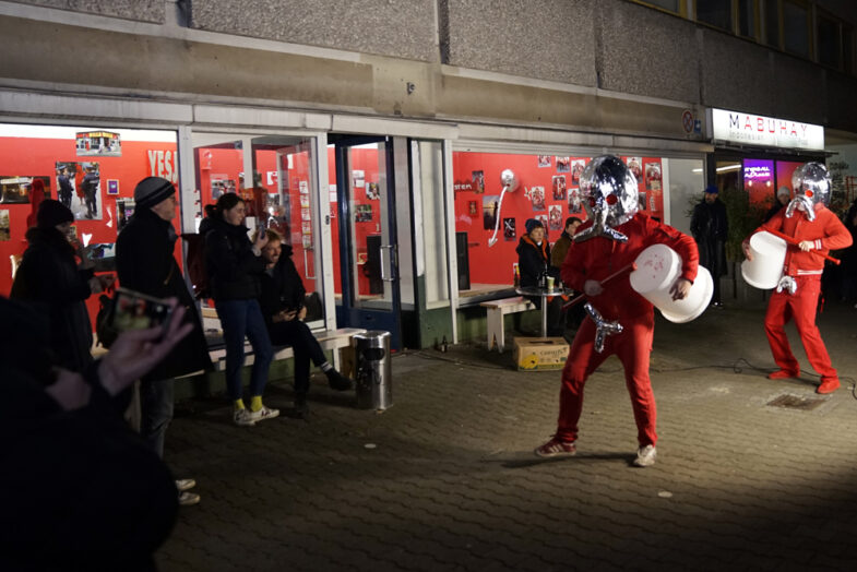 Finocchio Performance Naseweis bei der Ausstellung von Daniel Chluba in der Bark Berlin Gallery